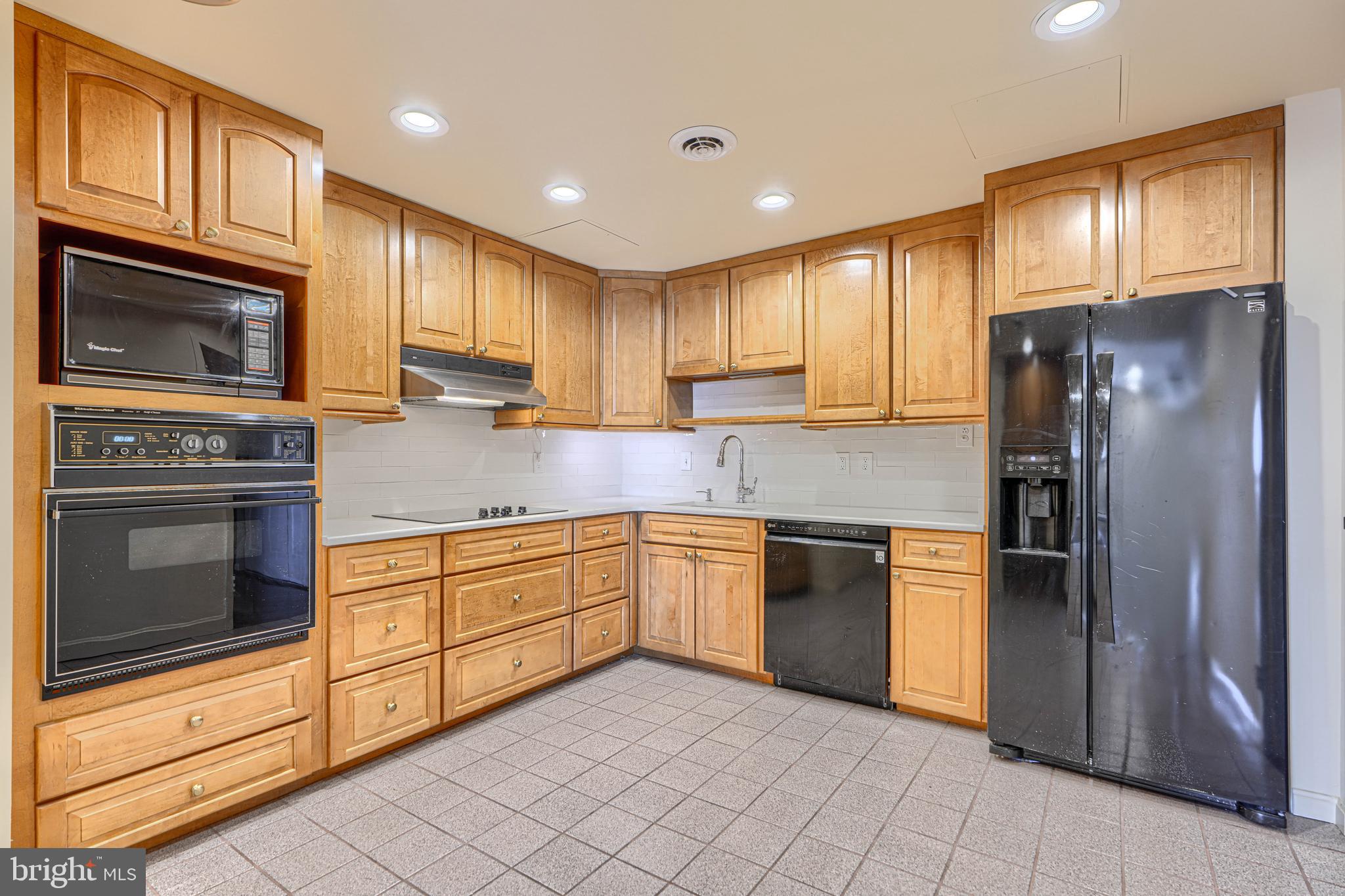 28 ALLEGHENY AVENUE 2702