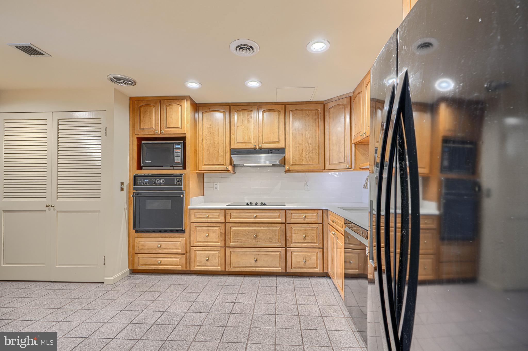 28 ALLEGHENY AVENUE 2702