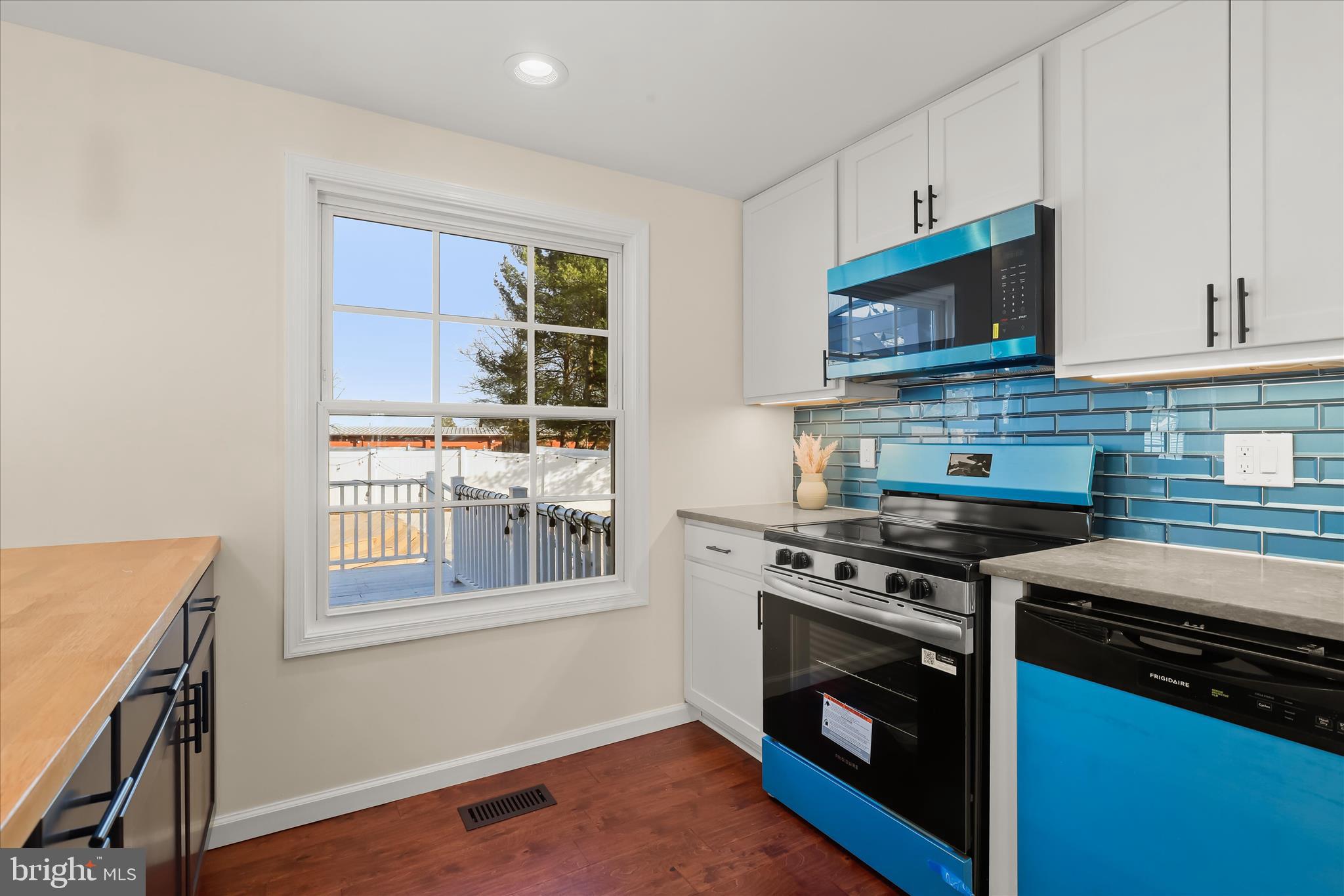 WOODBRIDGE VALLEY - Residential