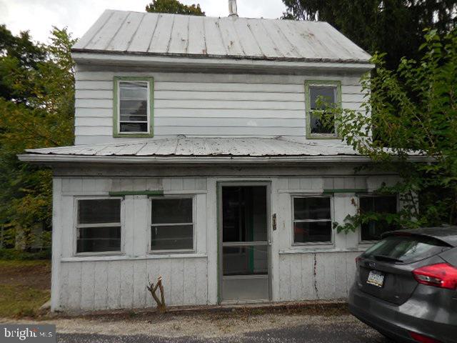 Traditional home with 2 bedrooms and 1 full bath. Off street parking. Nice backyard. Enclosed front porch! Eat-in kitchen and dining area. Show and sell!