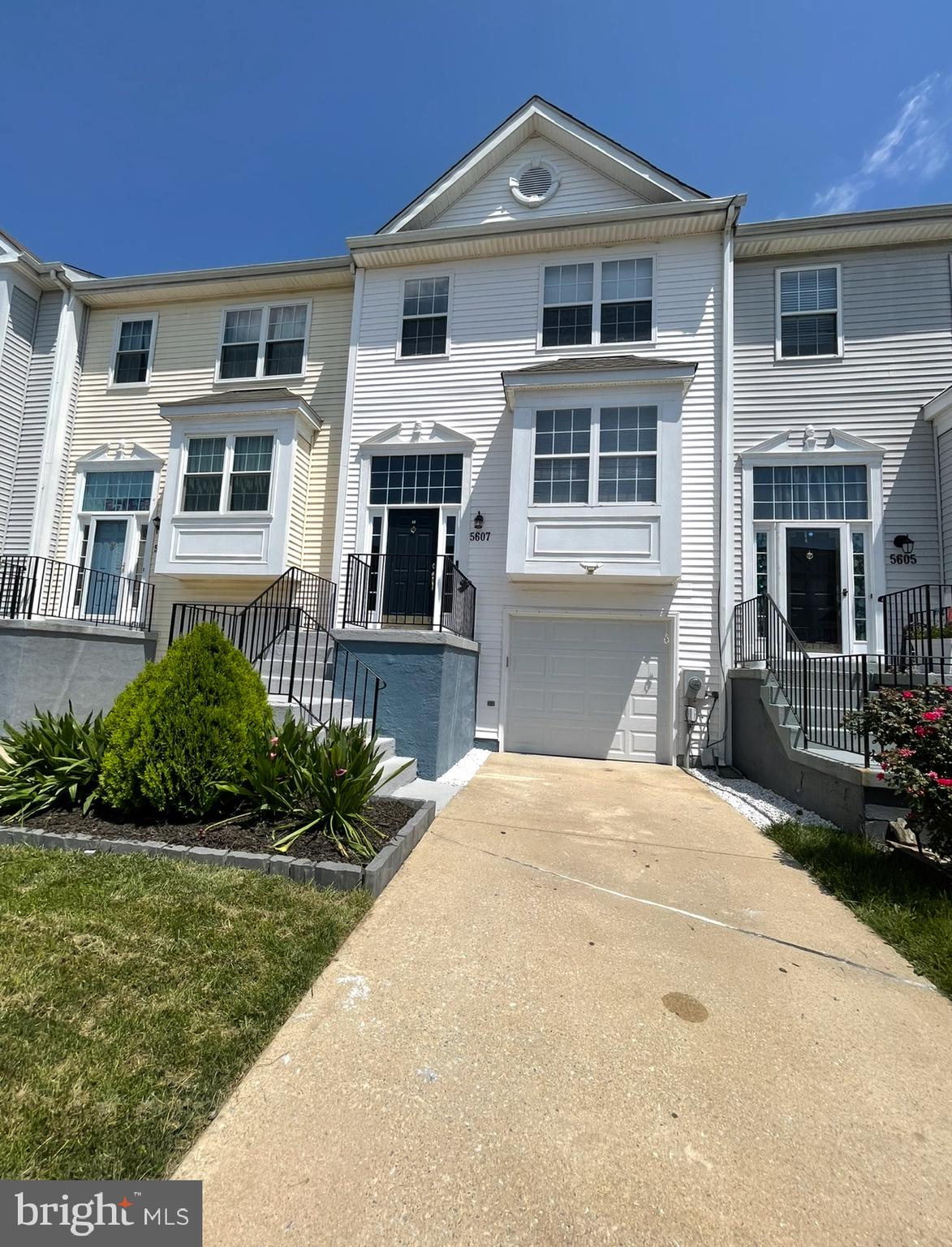 Updated 3 level townhome features remodeled bathrooms, updated flooring and paint. Yard has been nice upgrades.
Upgraded and ready for Move in...