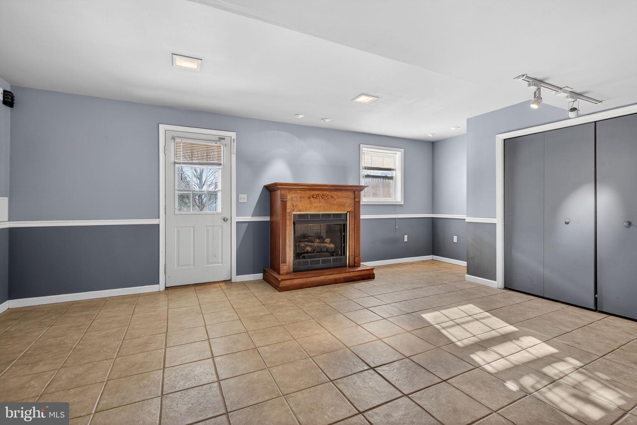 MAYTOWN VILLAGE SQUARE - Residential