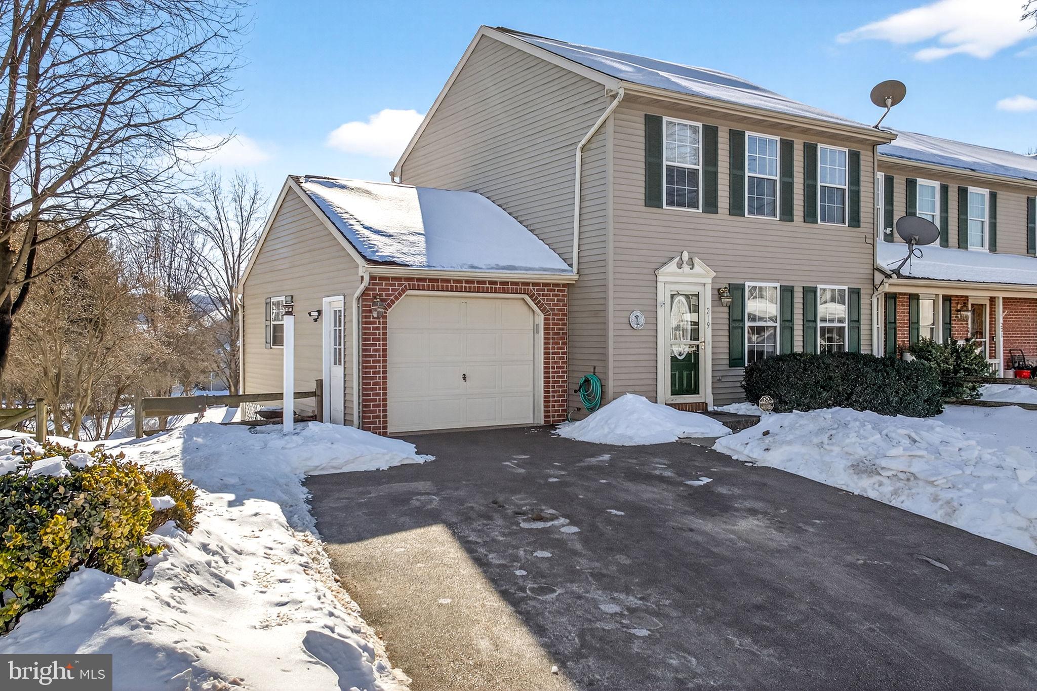 MAYTOWN VILLAGE SQUARE - Residential