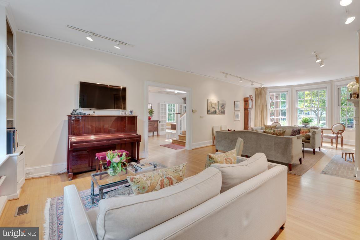 ROLAND PARK - Residential