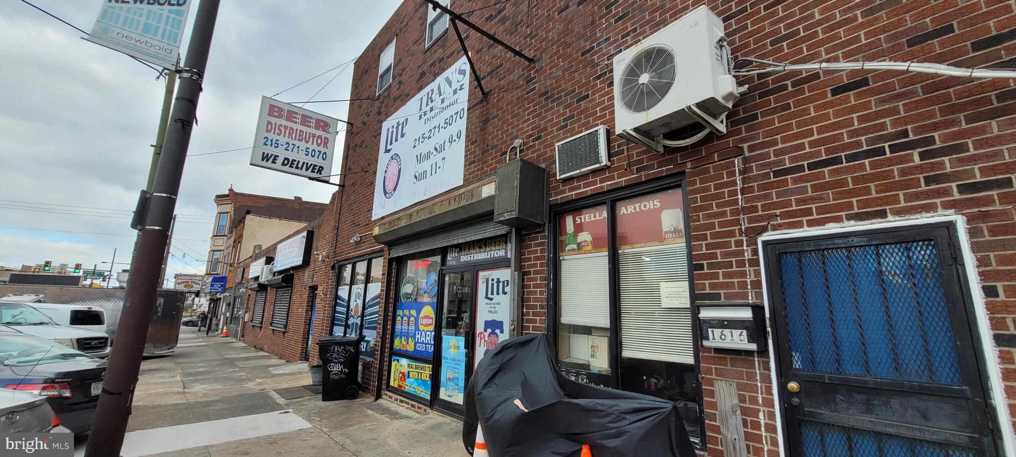 This excellent retail space, formerly a liquor store, offers endless possibilities for your business. Featuring a spacious layout, high foot traffic, and easy accessibility, the property is perfect for a variety of permitted uses, such as retail, food service, or professional services. The landlord is flexible and open to discussing suitable business ideas.
Situated in a thriving area, the space benefits from strong local visibility and convenient access for customers. With its adaptable layout and prime location, this is a great chance to bring your vision to life. Don't miss out—schedule a tour today!