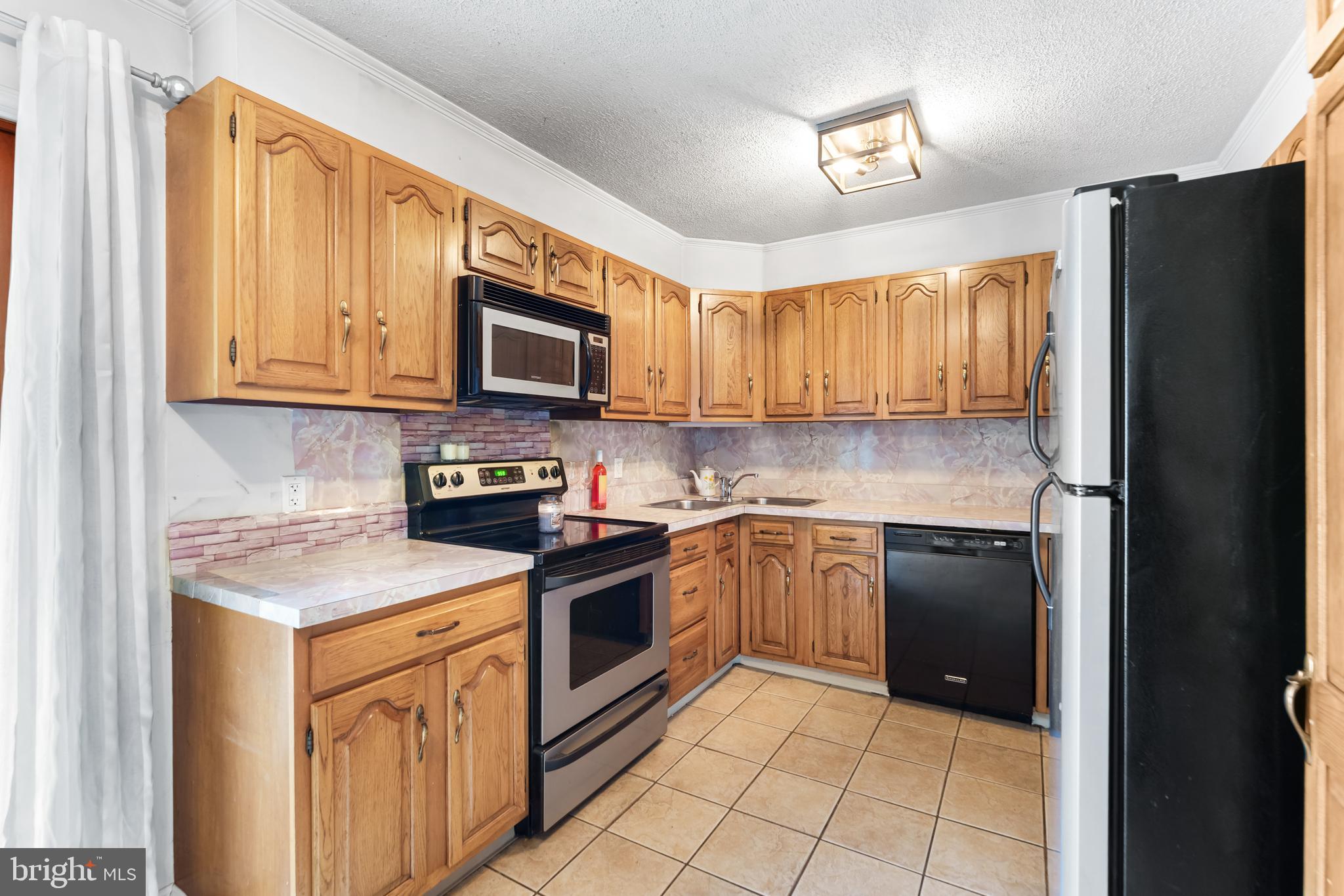 COUNTRY CLUB ESTATES - Residential