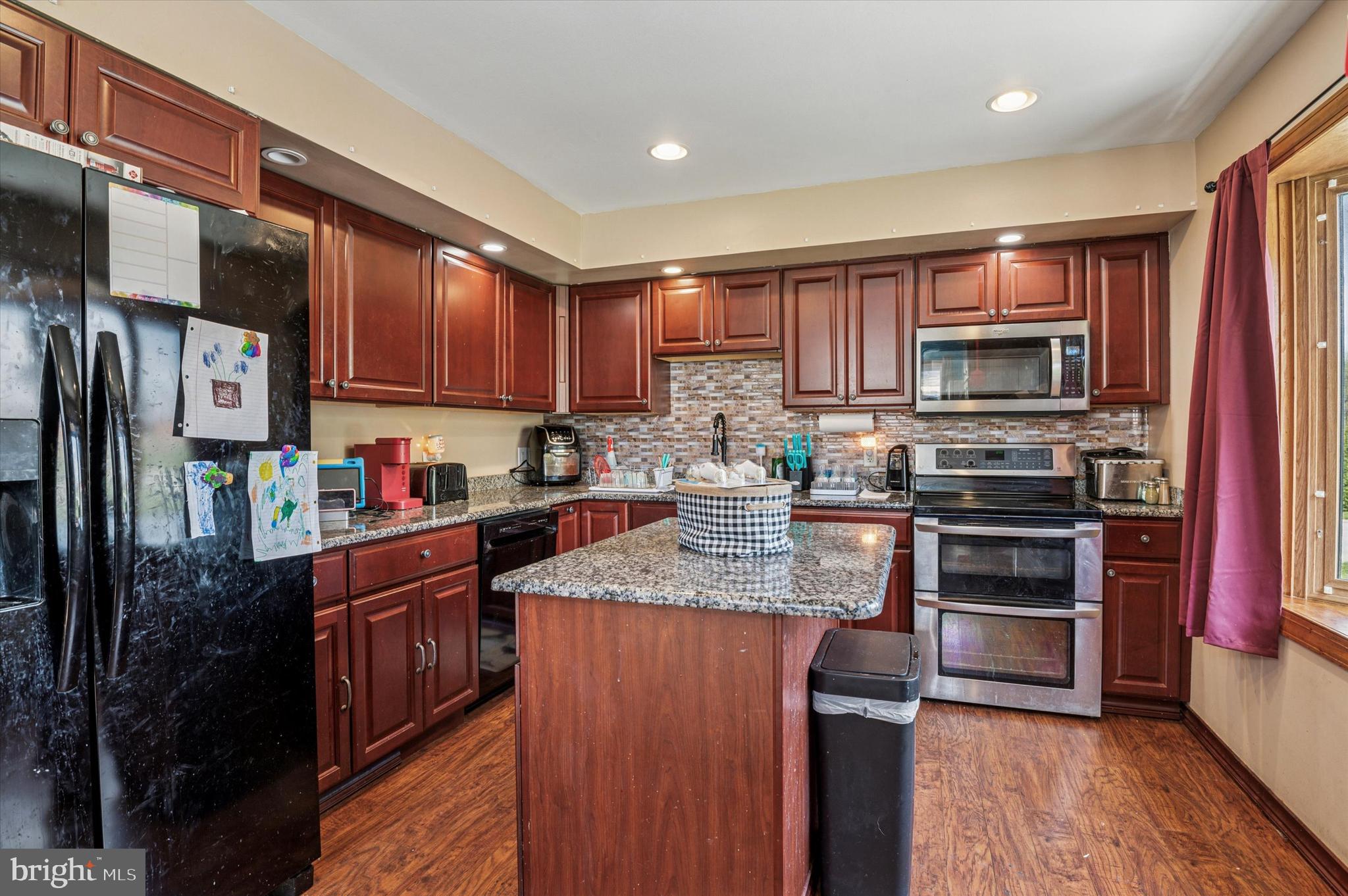 COLONIAL FARMS - Residential