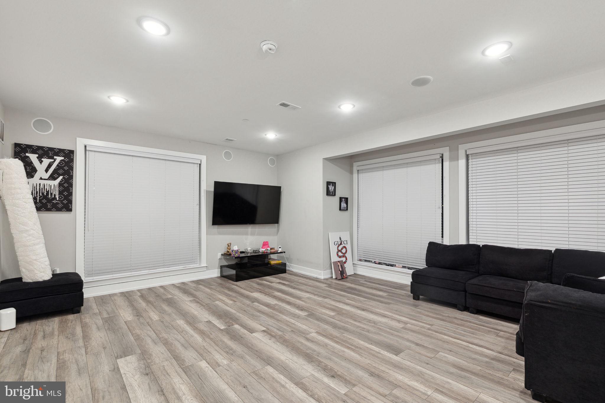 WEST KENSINGTON - Residential Income