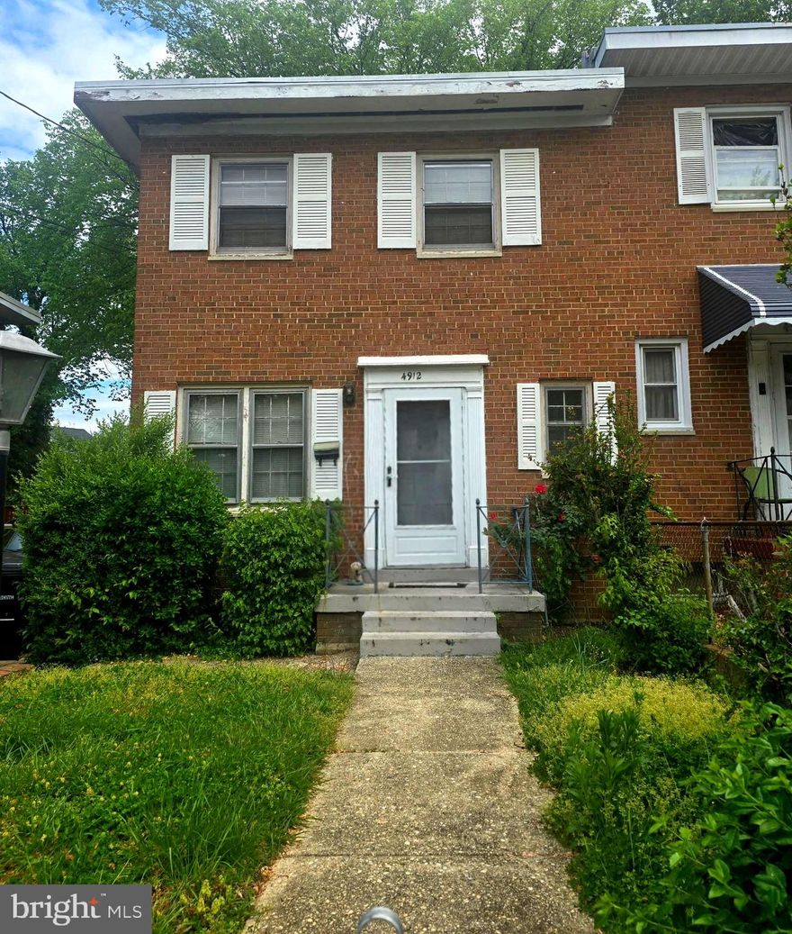 This home has great bones for a savvy buyer with vision. Excellent location with quick commuter access to DC, Virginia and National Harbour. 3 nice sized bedroom, 1.5 baths, 3 level end-unit townhome. This property will NOT pass conventional financing.