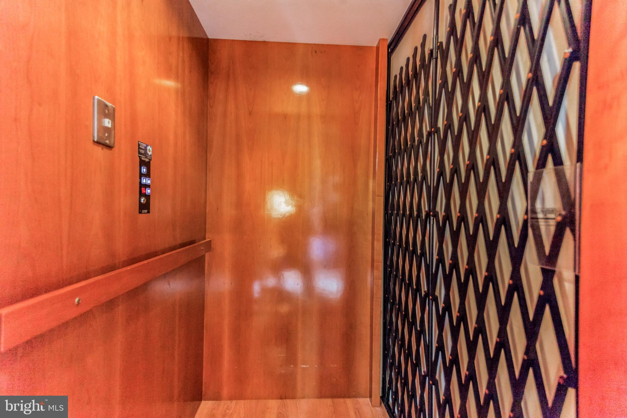 QUEEN VILLAGE - Residential