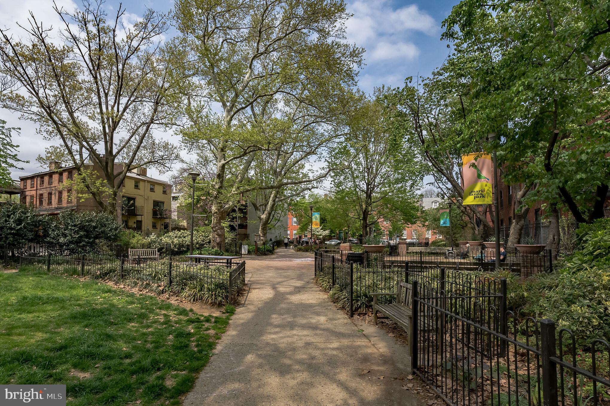 QUEEN VILLAGE - Residential