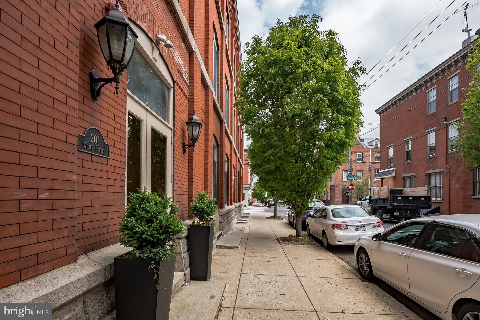QUEEN VILLAGE - Residential