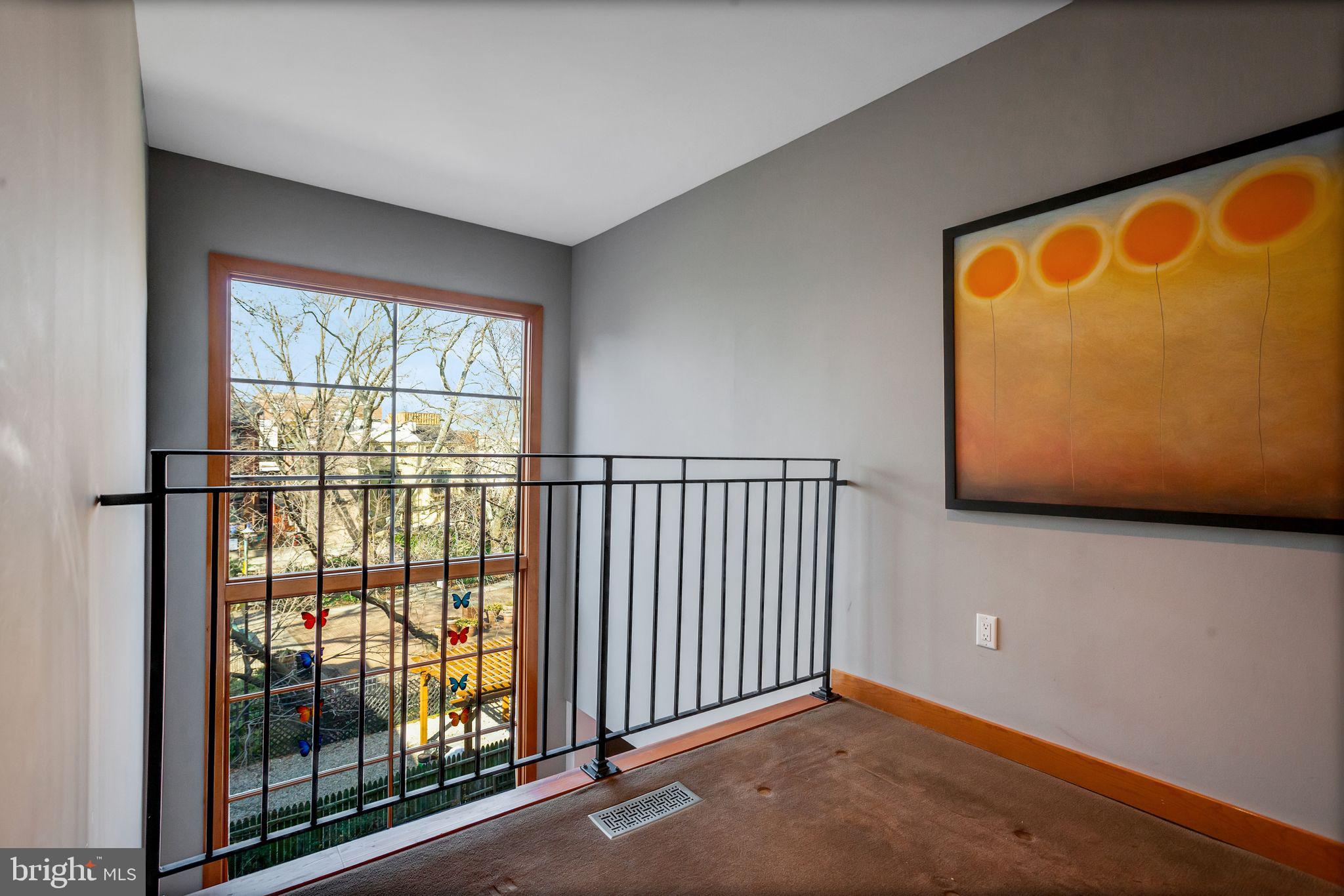 QUEEN VILLAGE - Residential