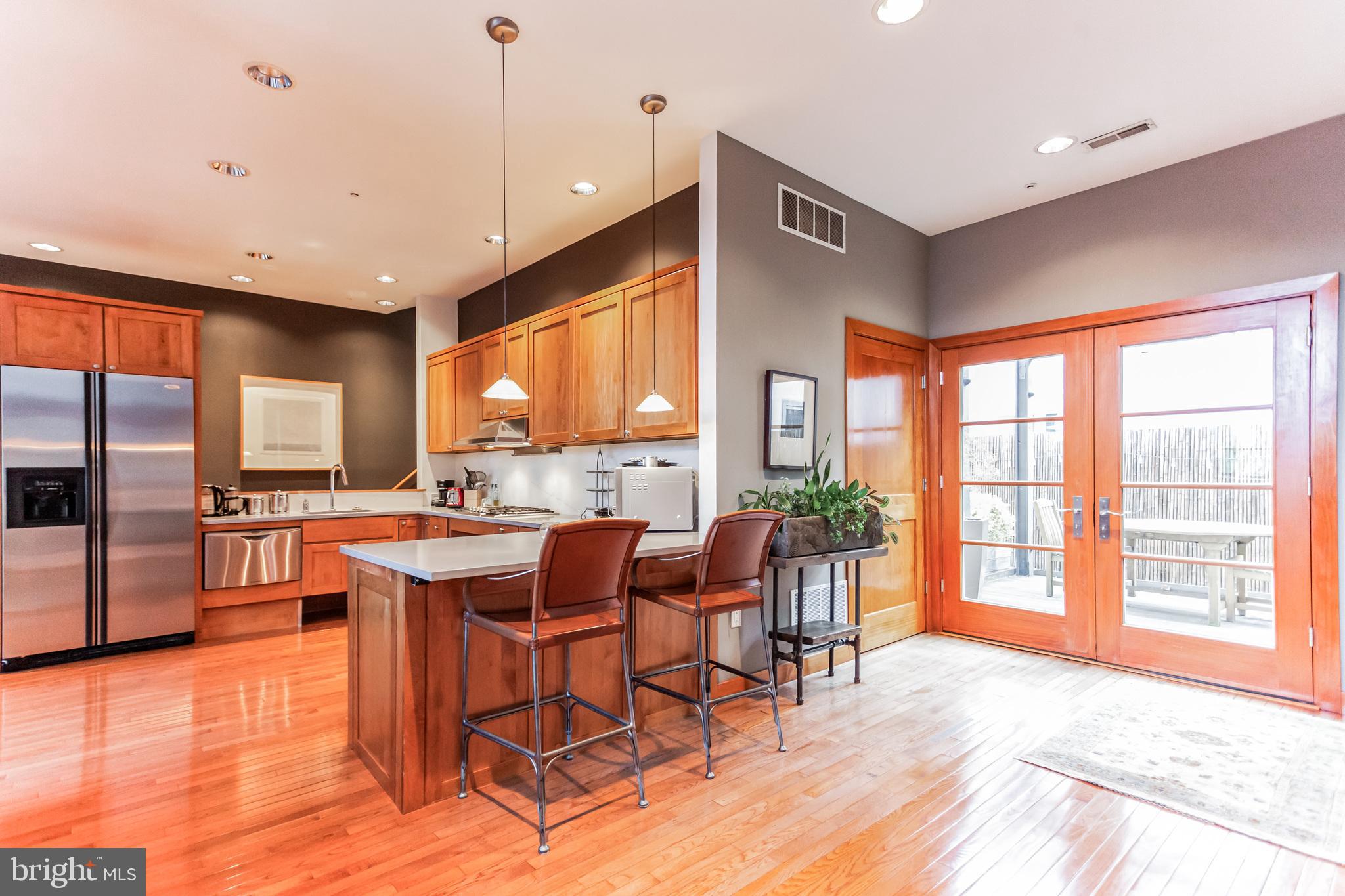 QUEEN VILLAGE - Residential