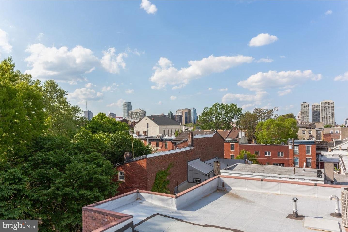 QUEEN VILLAGE - Residential