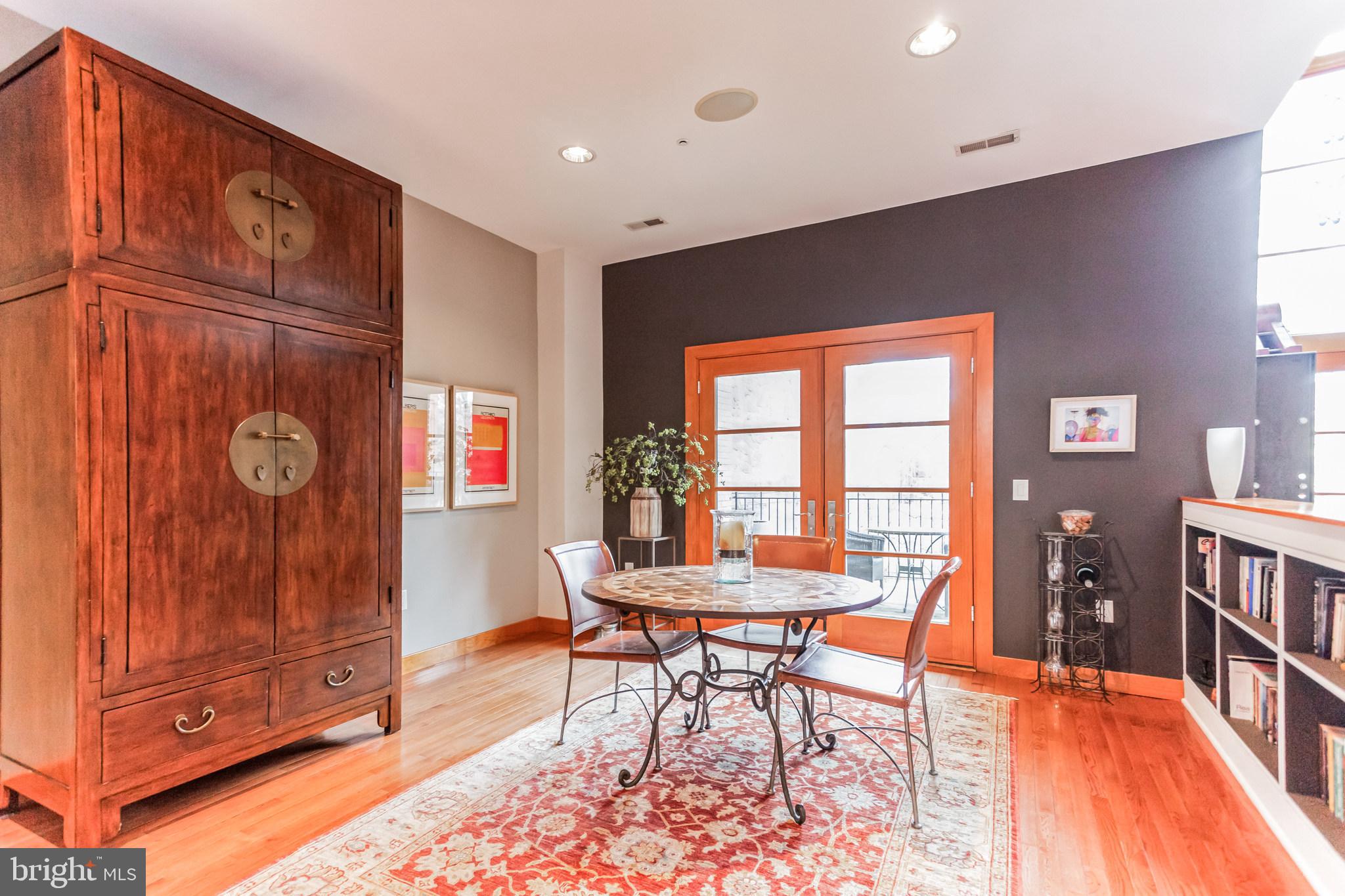 QUEEN VILLAGE - Residential