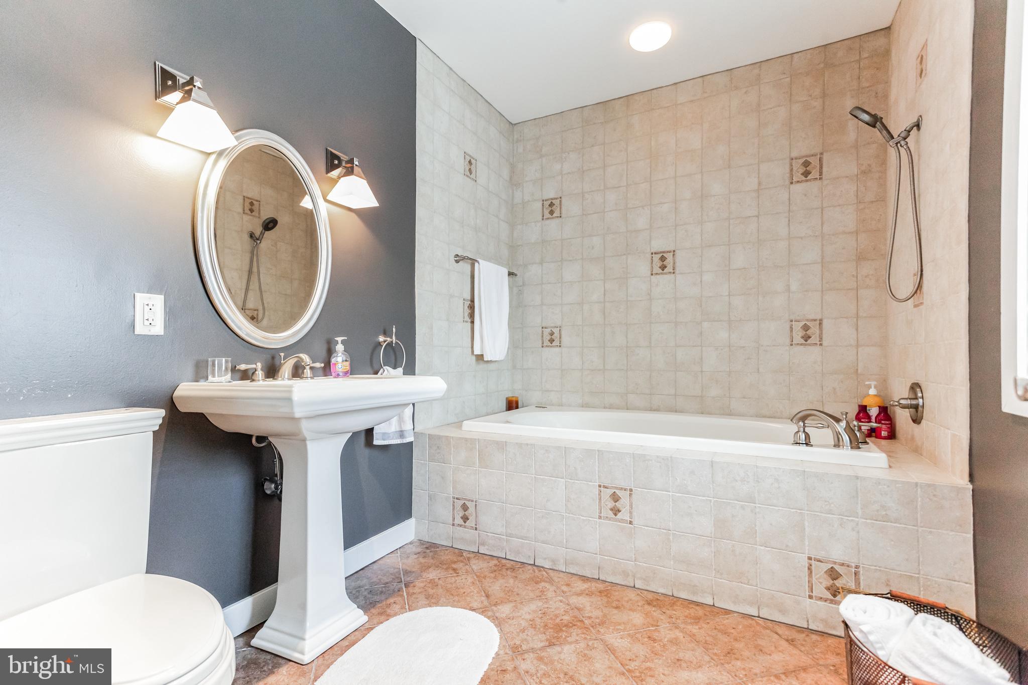 QUEEN VILLAGE - Residential