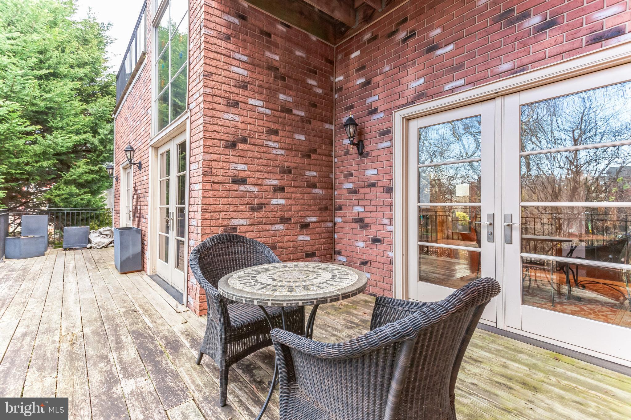 QUEEN VILLAGE - Residential