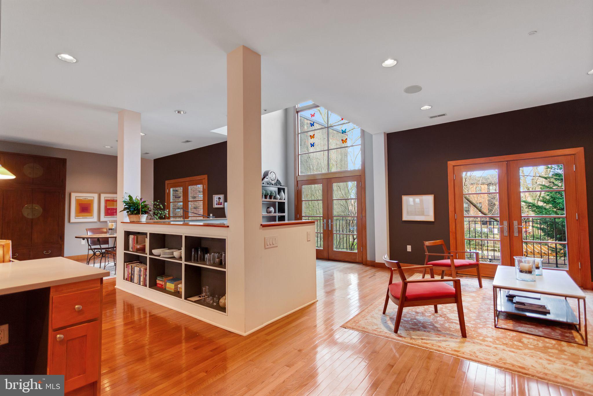 QUEEN VILLAGE - Residential