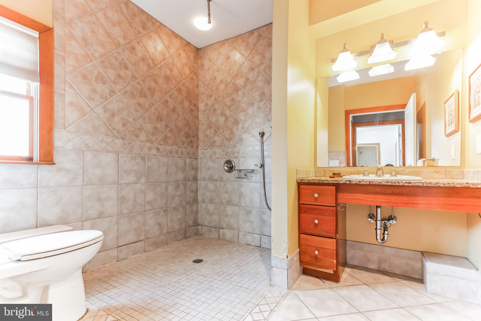 QUEEN VILLAGE - Residential