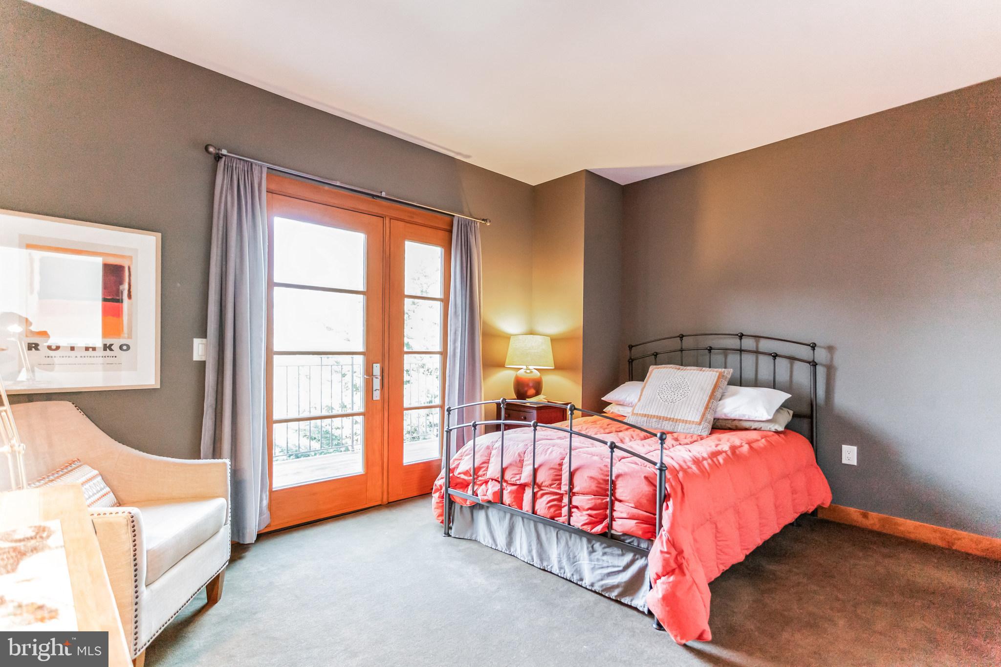 QUEEN VILLAGE - Residential