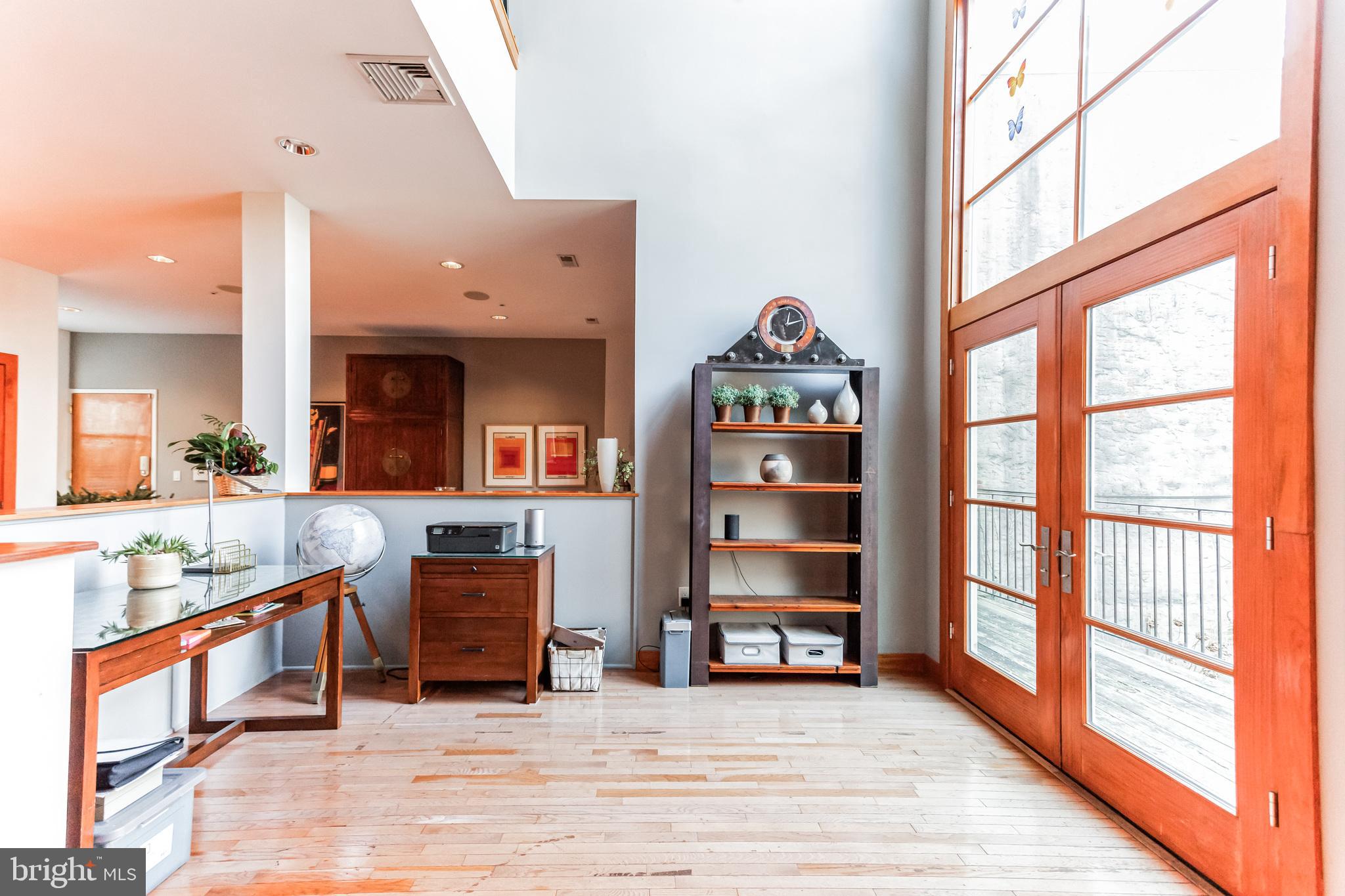 QUEEN VILLAGE - Residential