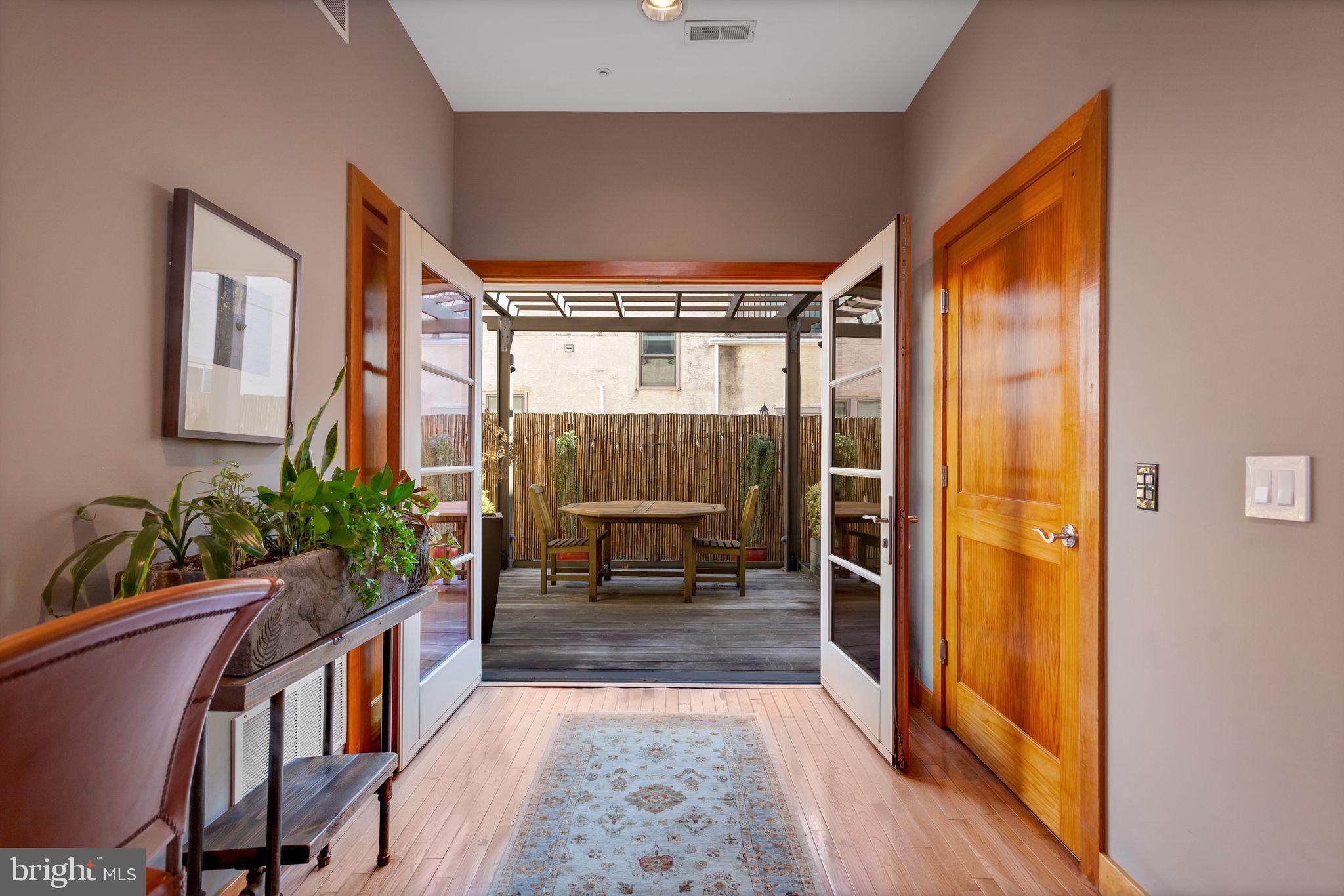 QUEEN VILLAGE - Residential