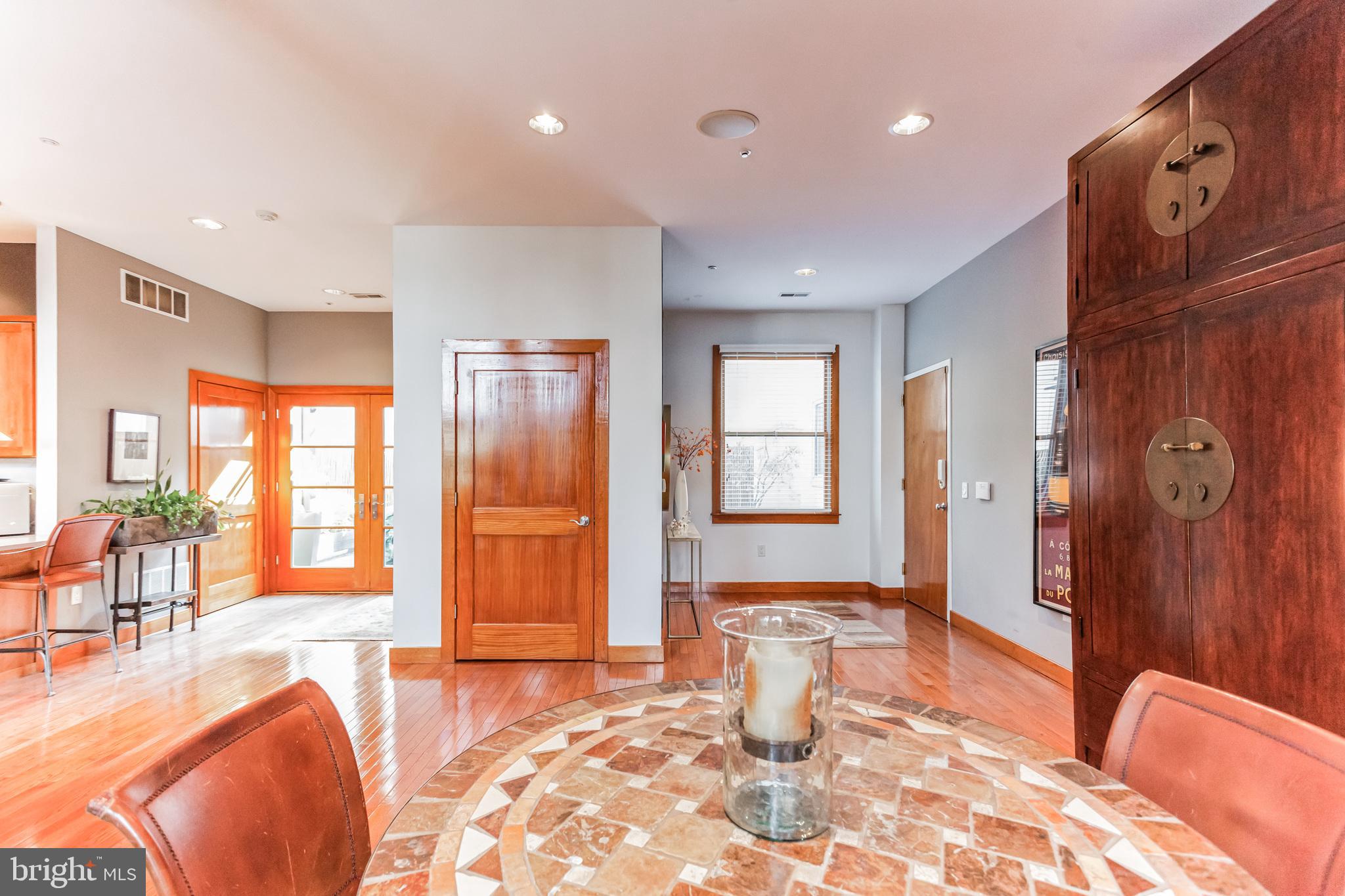 QUEEN VILLAGE - Residential