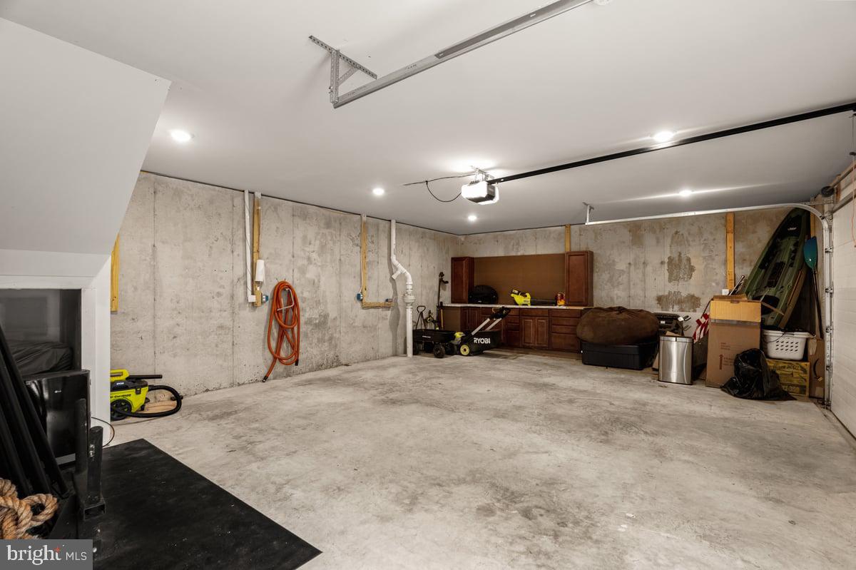 LAKE FOREST ESTATES - Residential