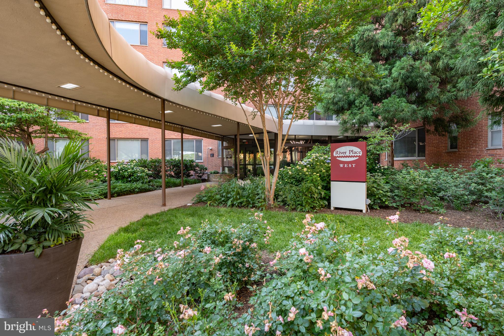 RIVER PLACE - Residential