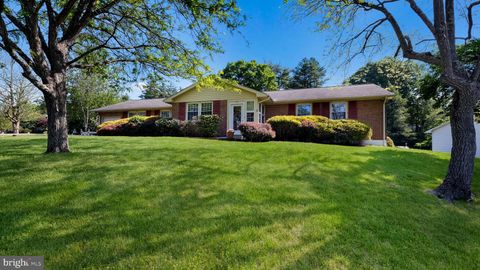 Homes For Sale - 12 Seven Oaks Lane<br/> EWING, NJ 08628