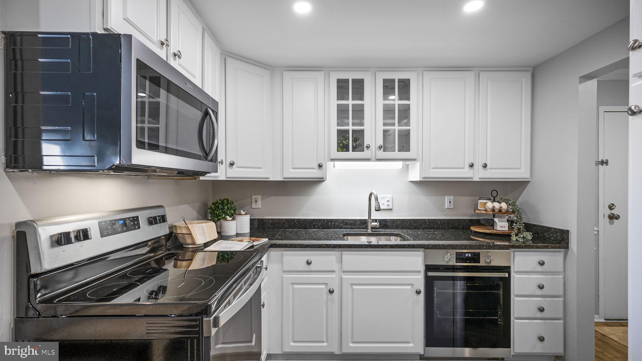 CENTER COURT - Residential