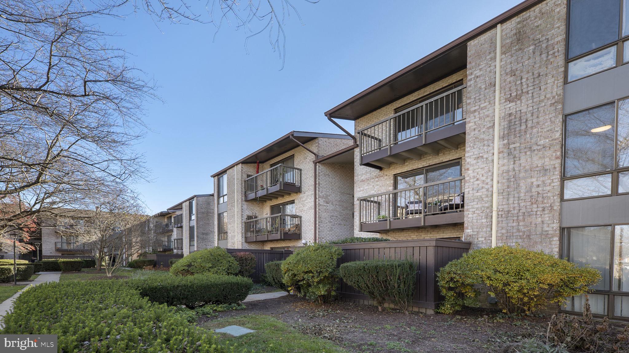 CENTER COURT - Residential