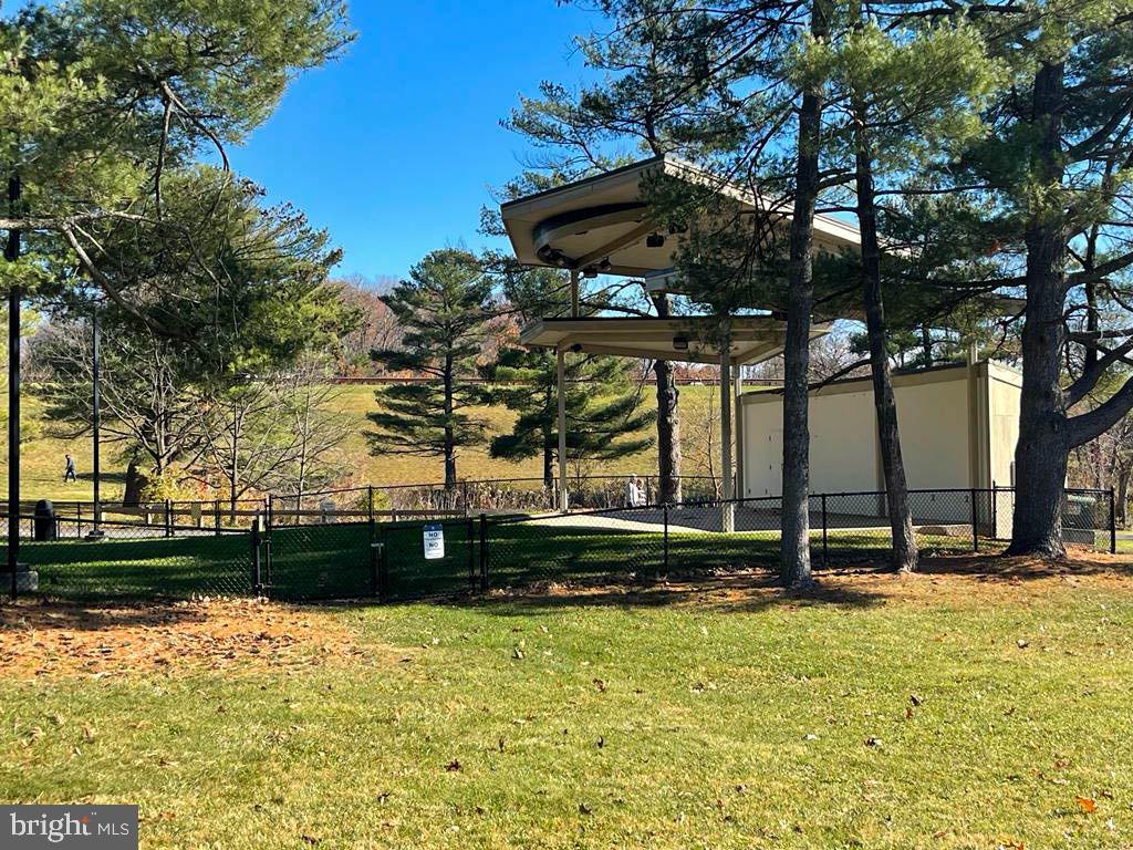 CENTER COURT - Residential