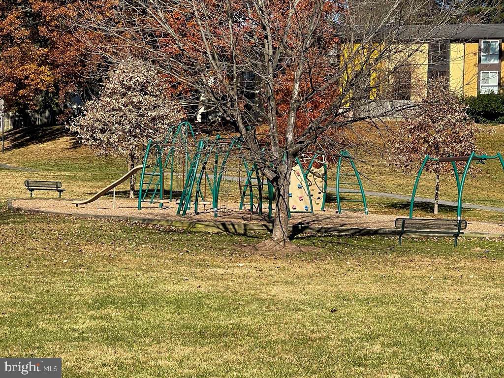 CENTER COURT - Residential