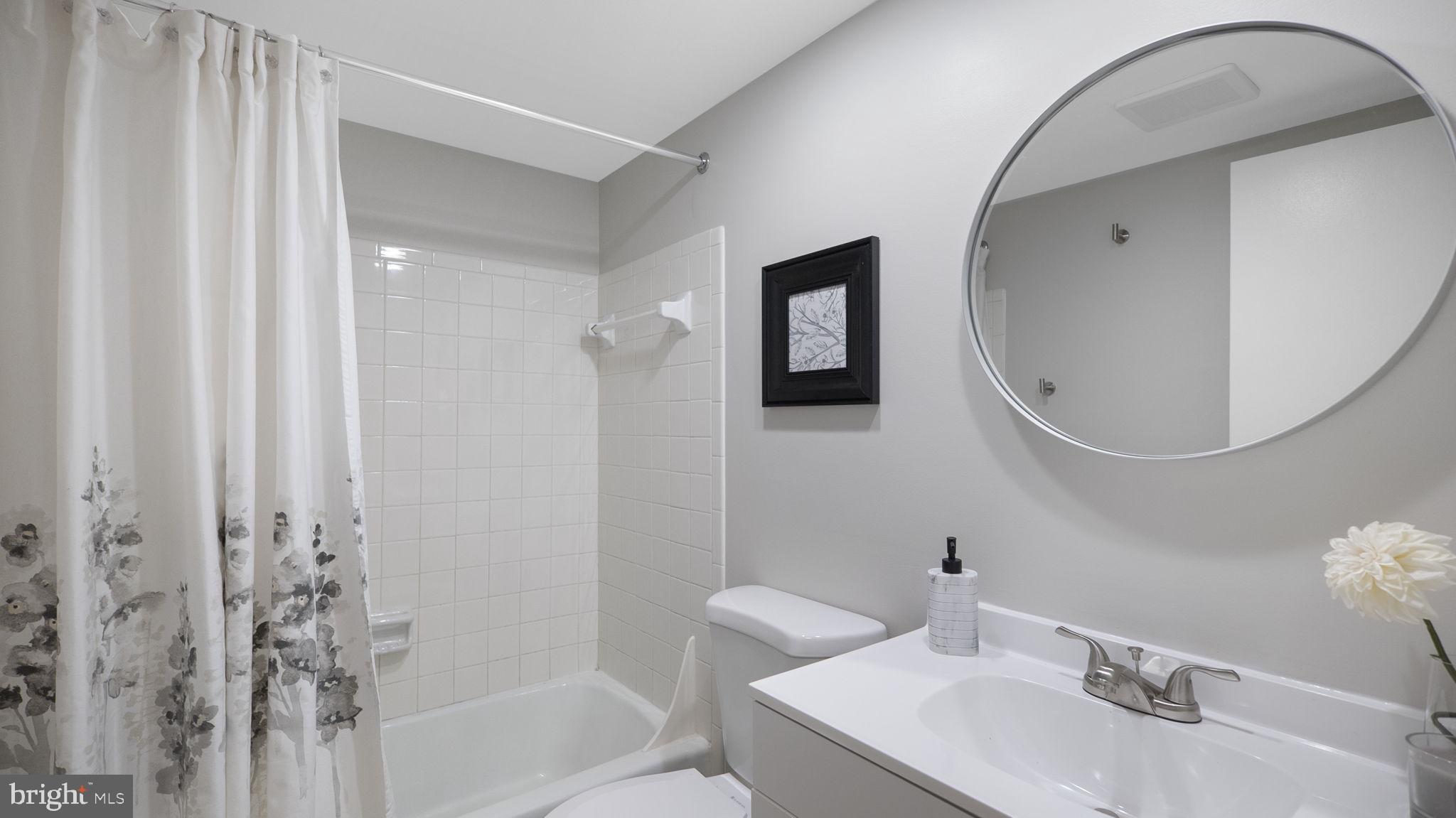 CENTER COURT - Residential