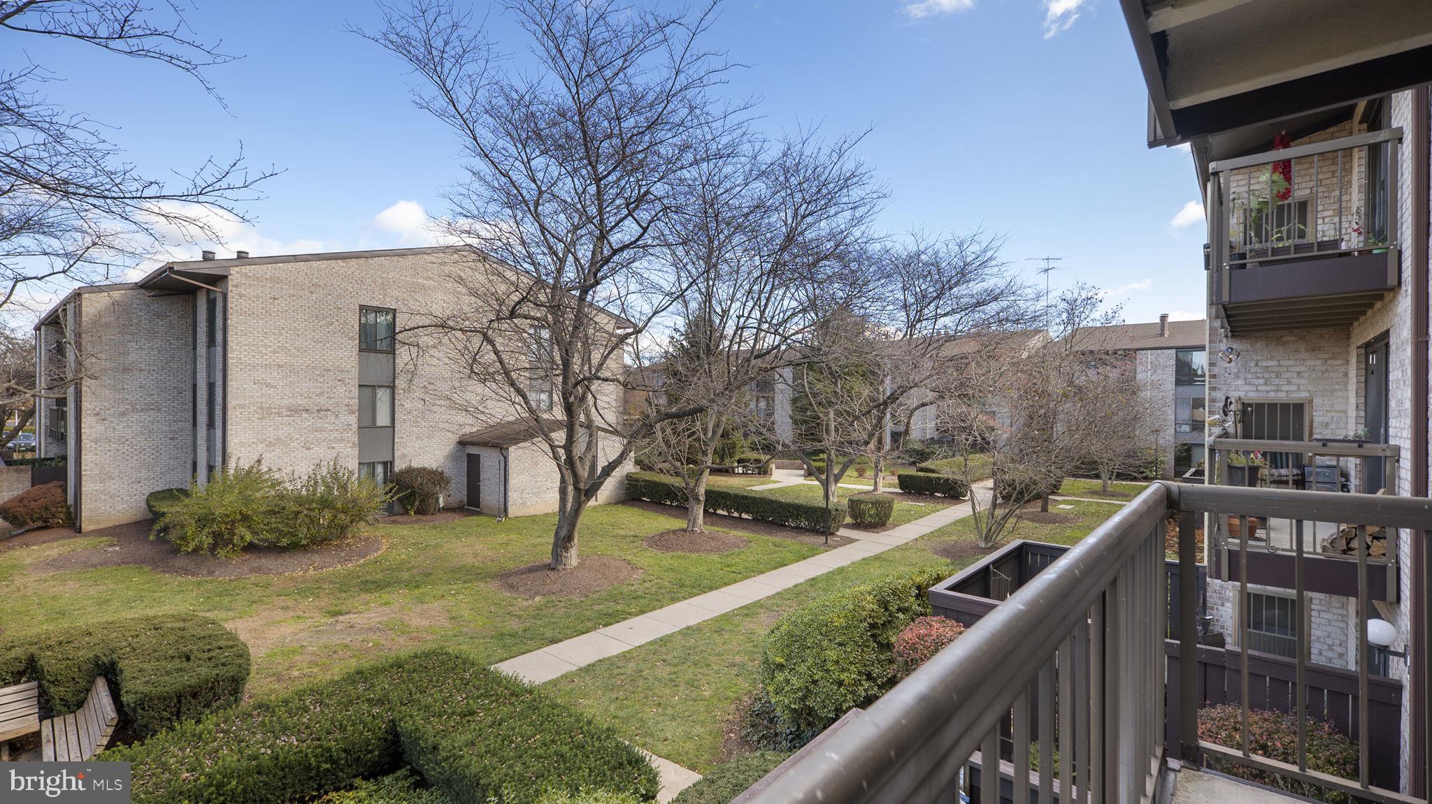 CENTER COURT - Residential