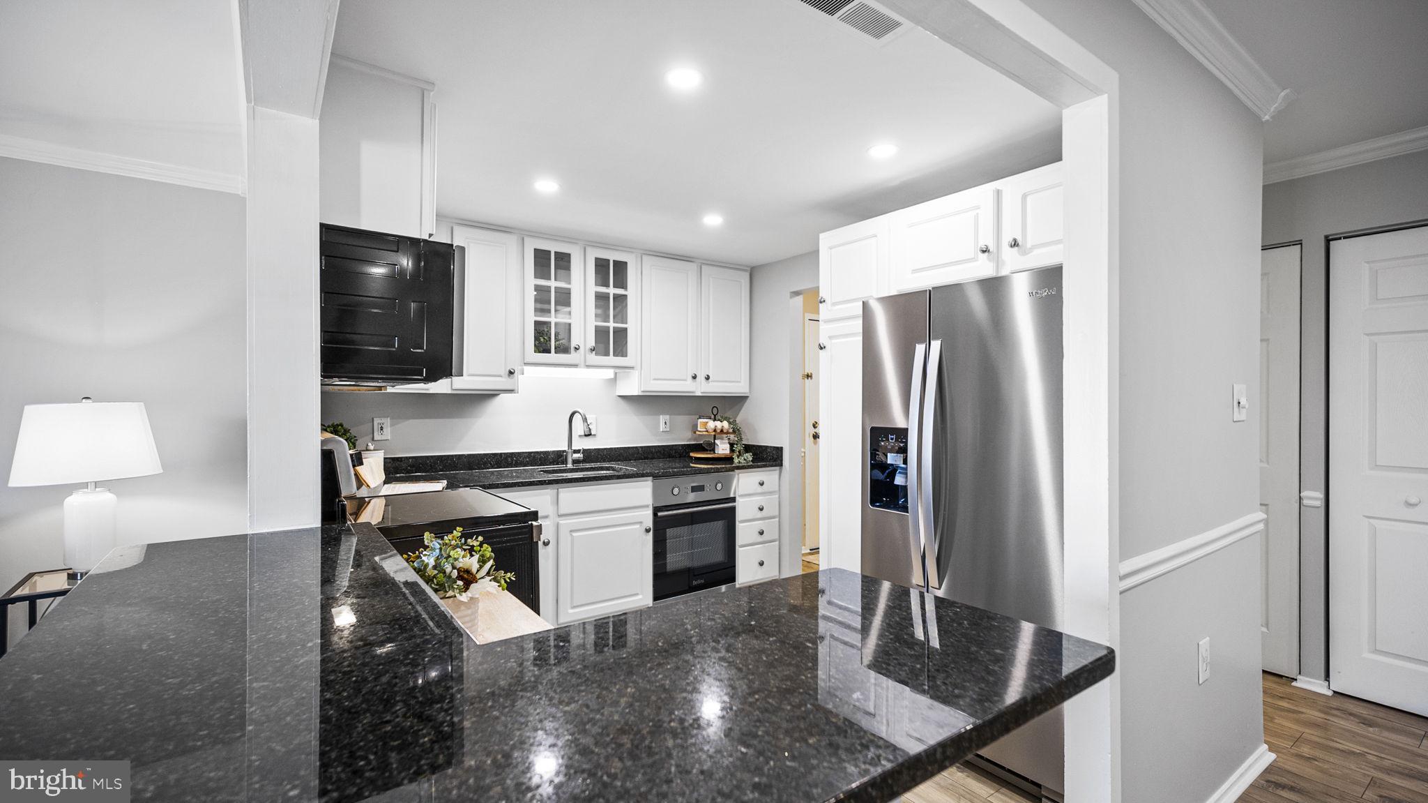 CENTER COURT - Residential