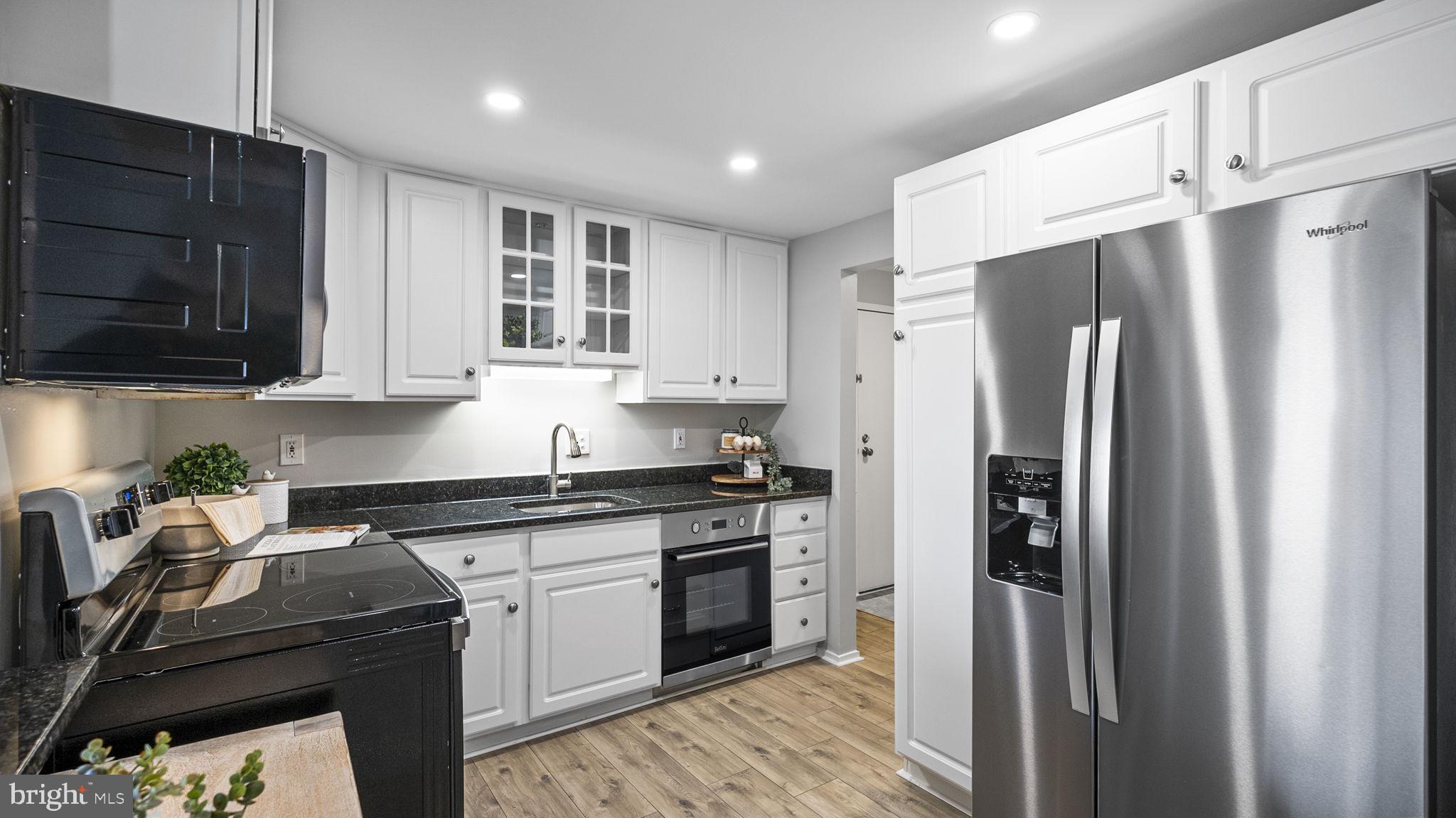 CENTER COURT - Residential