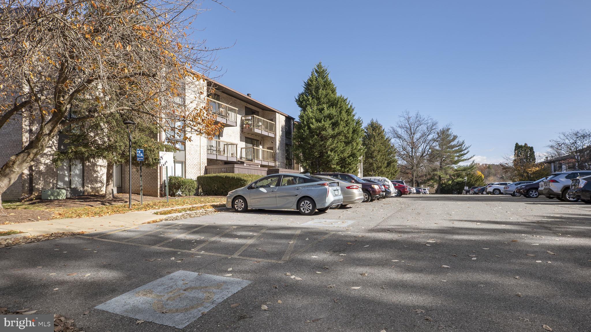 CENTER COURT - Residential