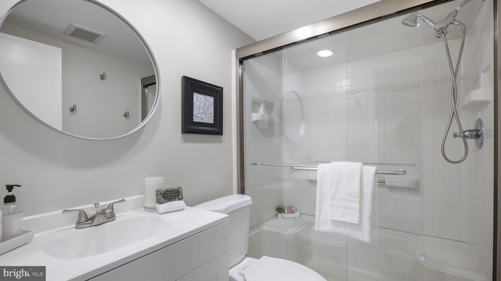 CENTER COURT - Residential