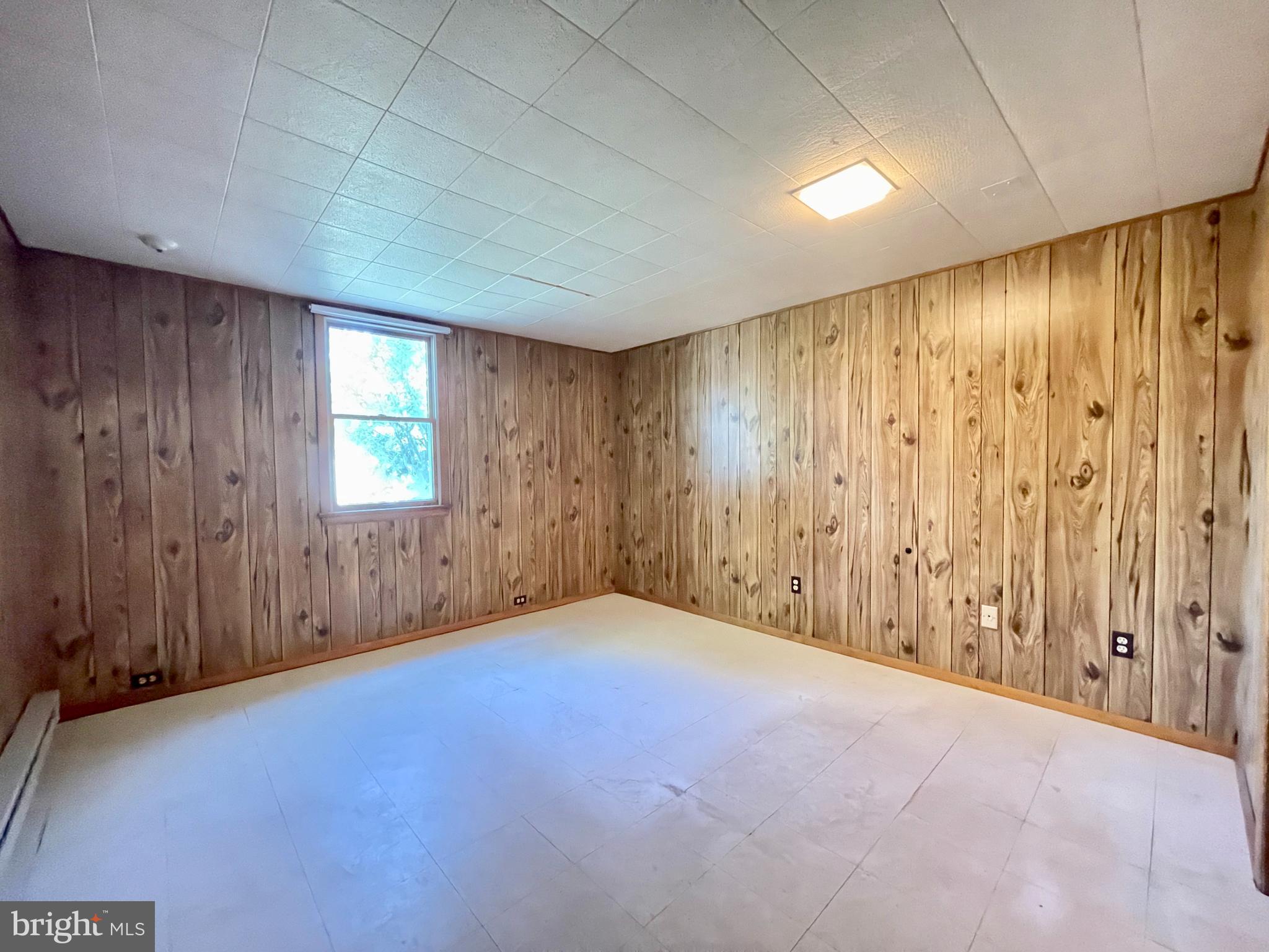 BURGUNDY FARM - Residential Lease