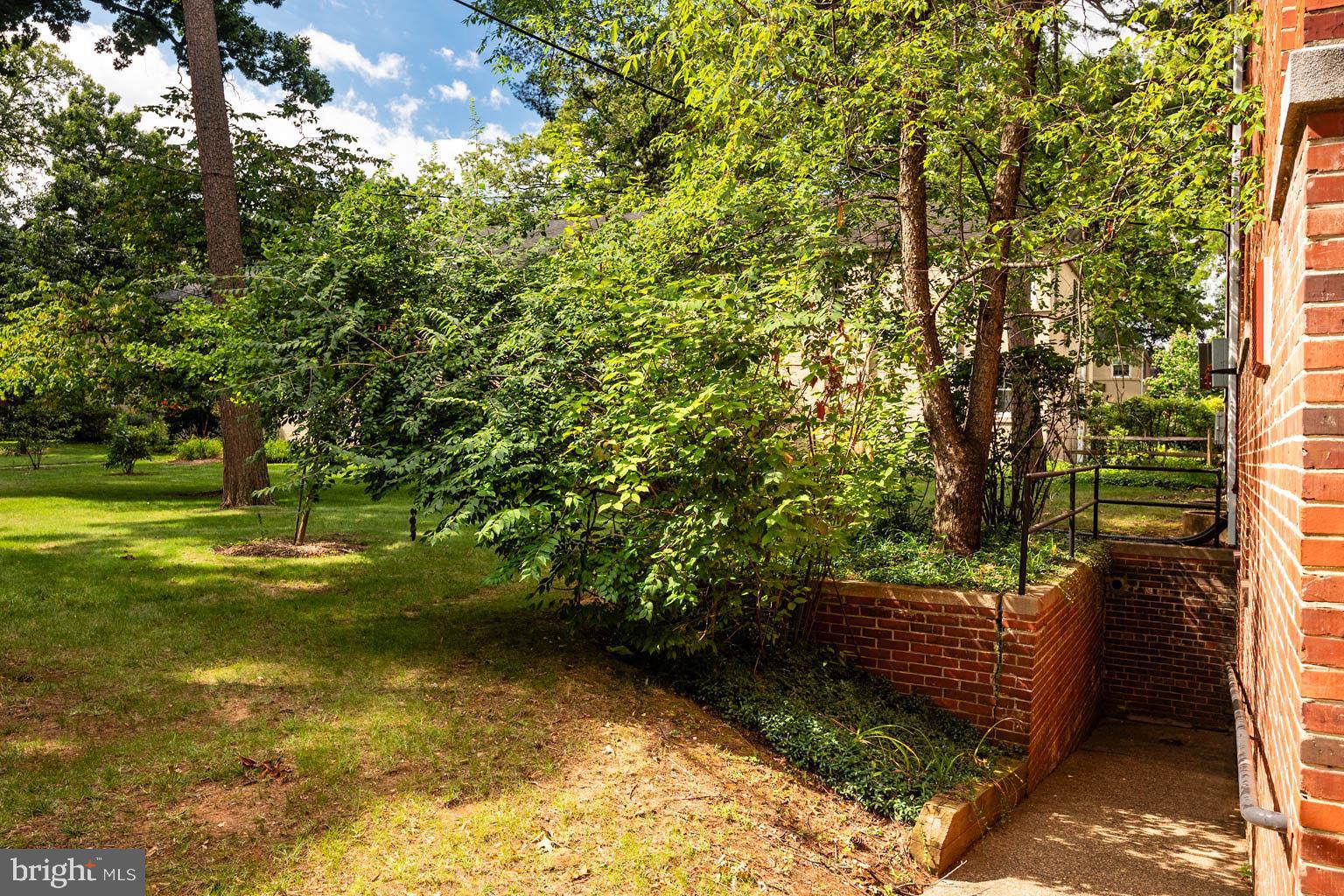 ARLINGTON OAKS - Residential