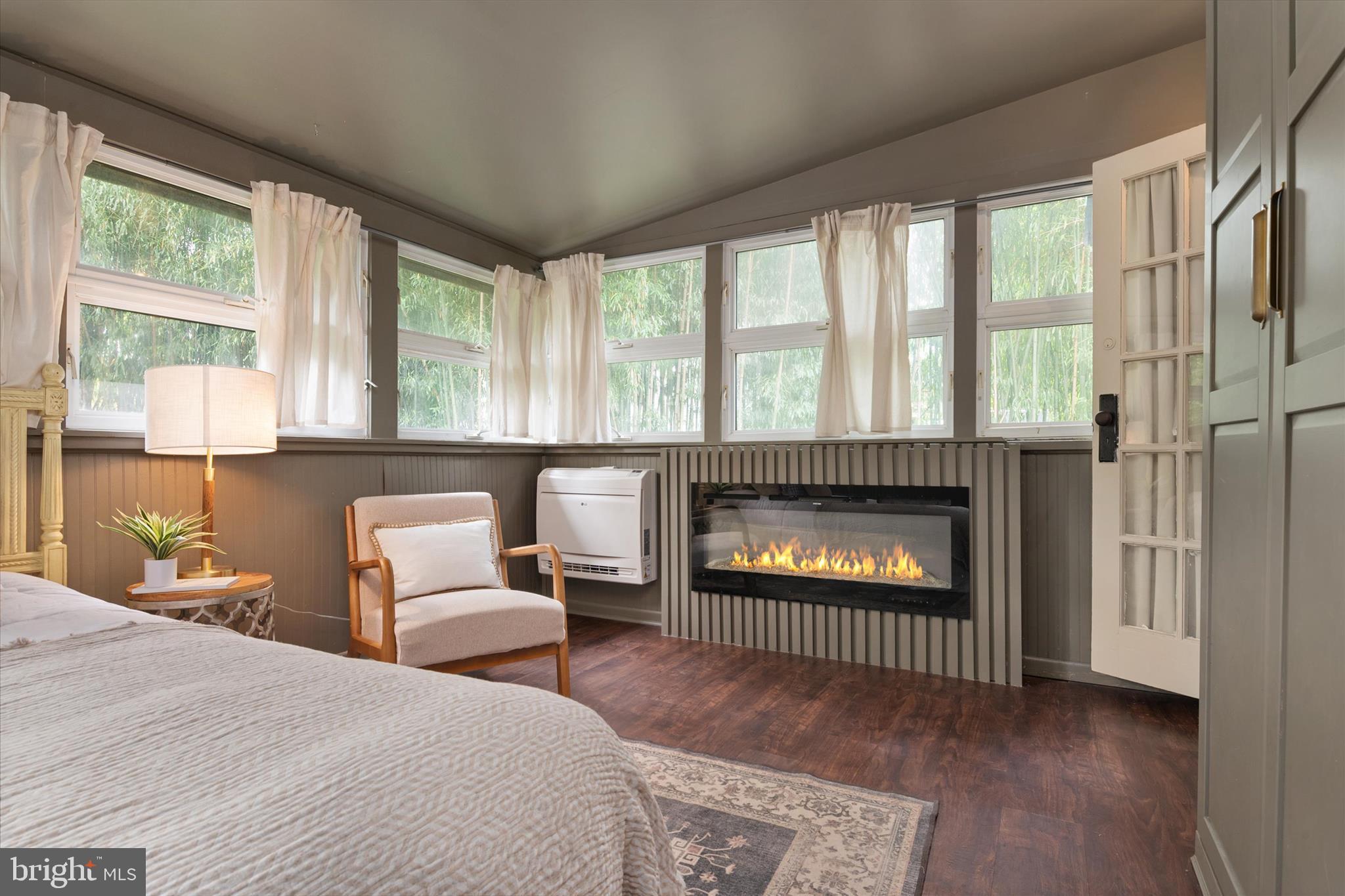 WOODLAND BEACH - Residential