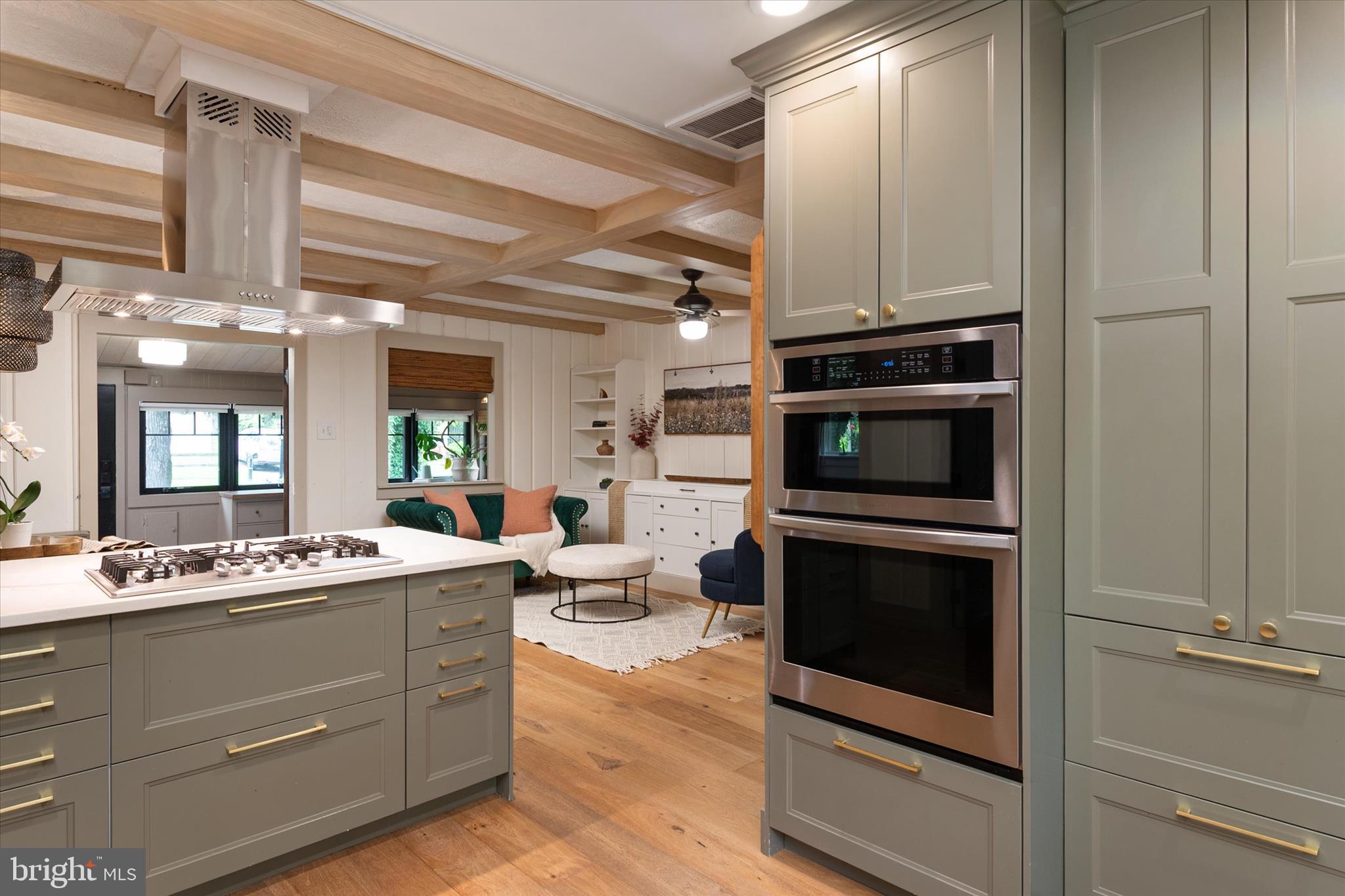 WOODLAND BEACH - Residential
