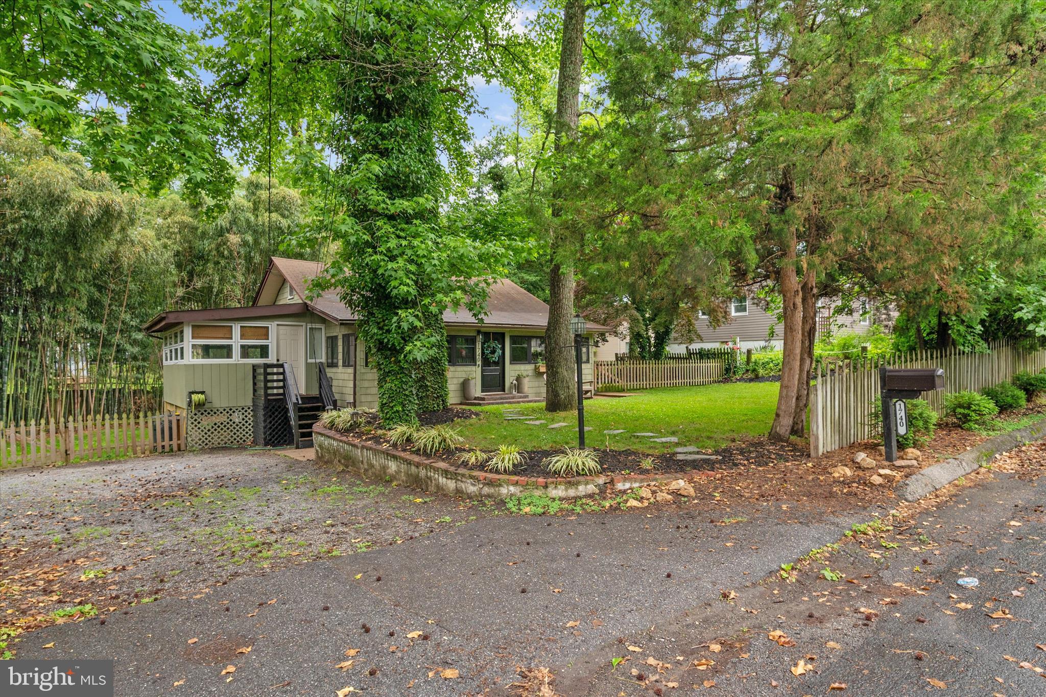 WOODLAND BEACH - Residential