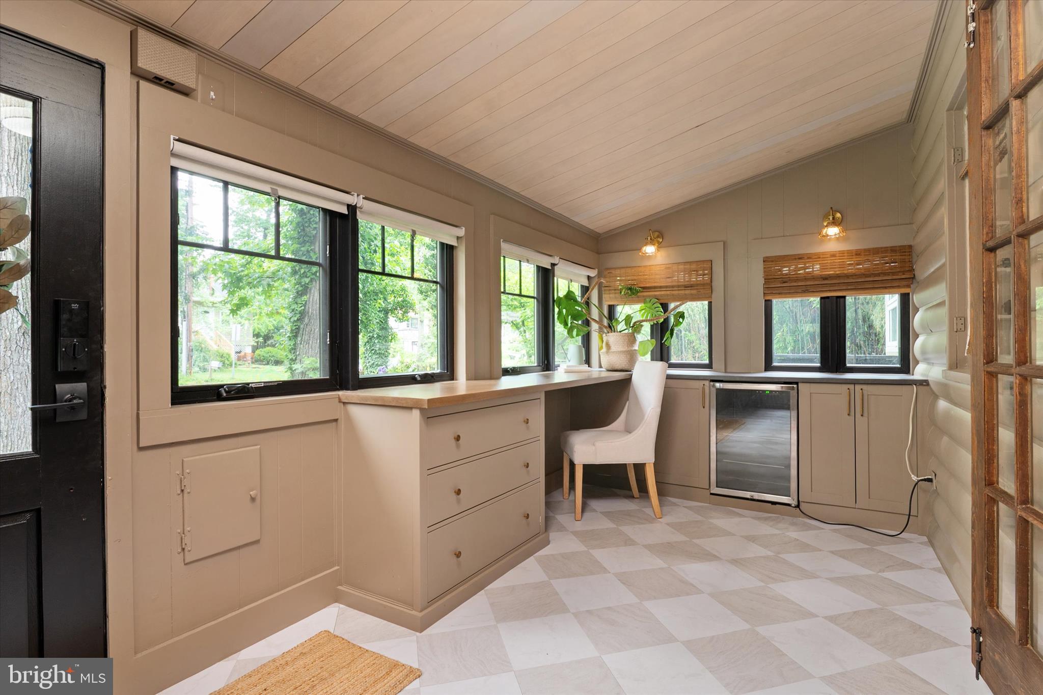 WOODLAND BEACH - Residential