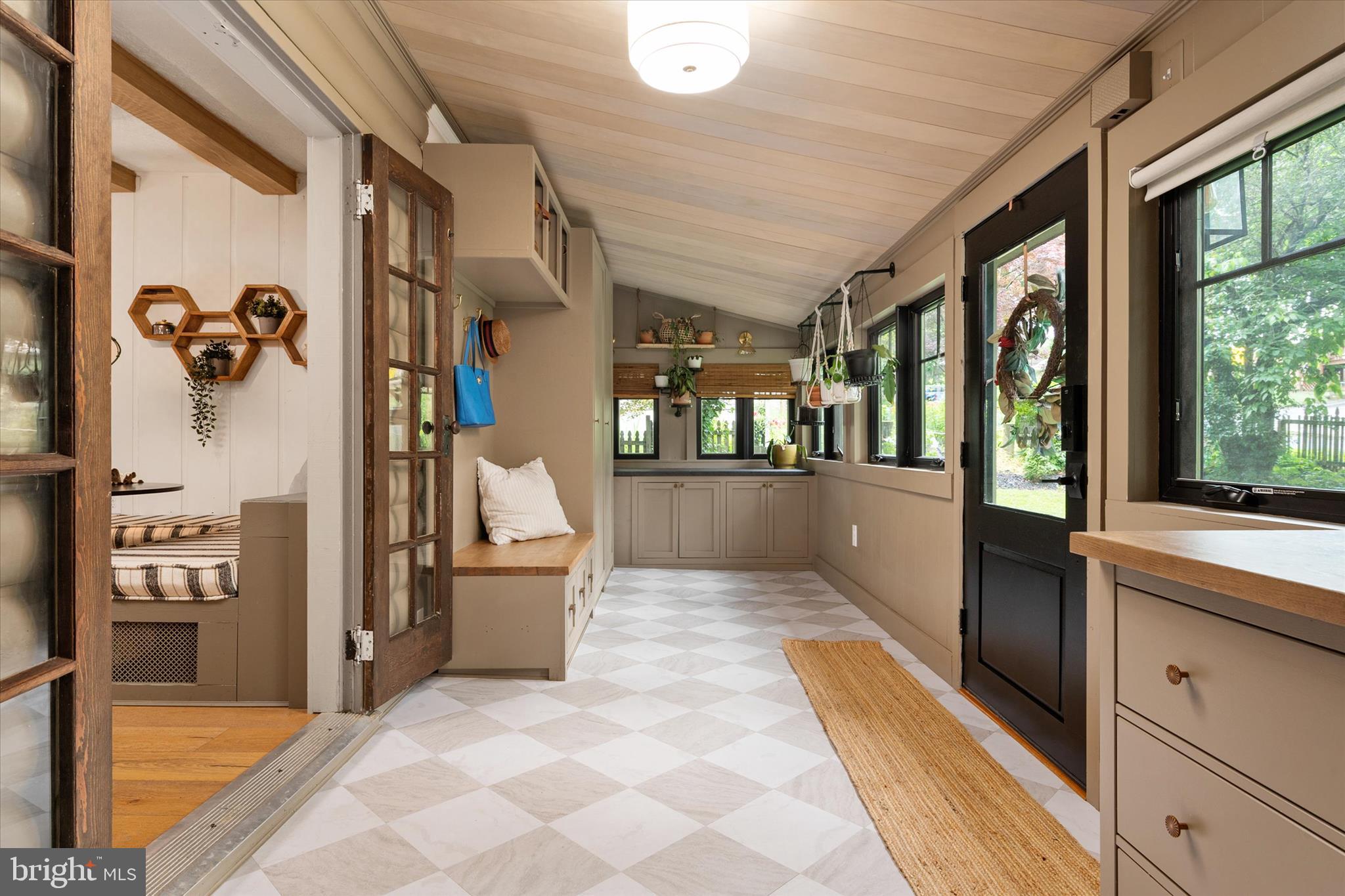WOODLAND BEACH - Residential