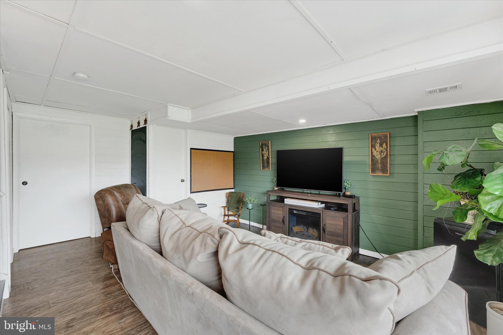 BEAVER RUN KNOLL - Residential