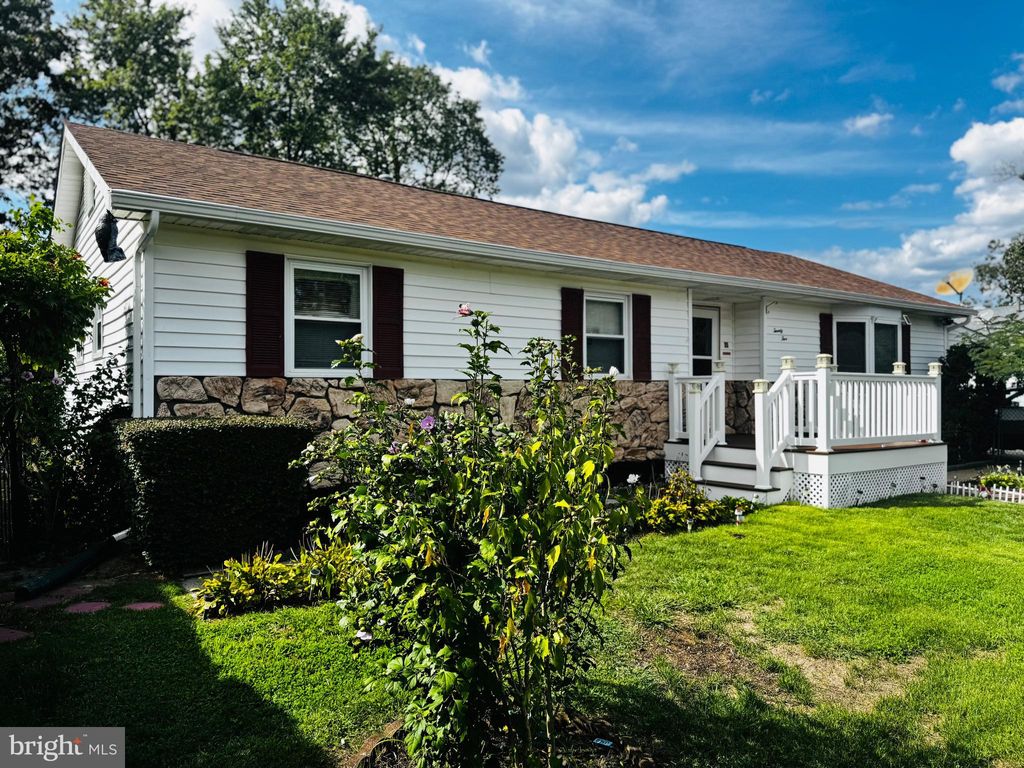 Photo of 25 Railroad Street, BROWNS MILLS, NJ 08015 (MLS # NJBL2095114)